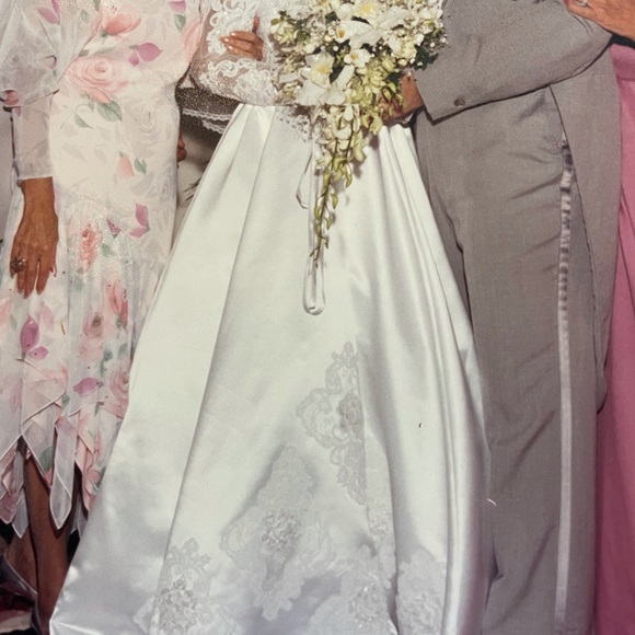 Size 2 white vintage comes with a white vail. - Picture 4 of 9